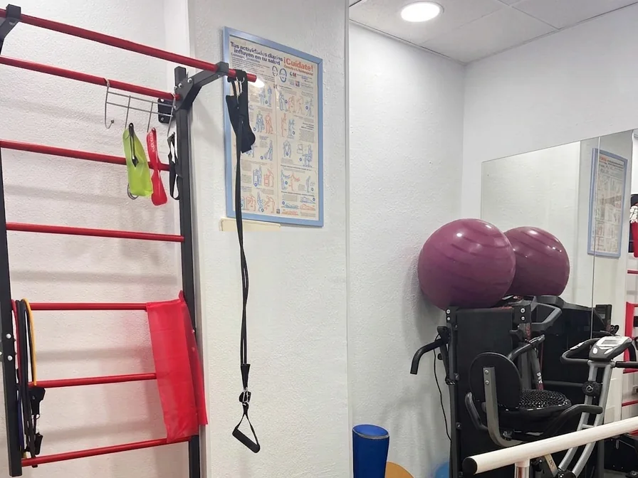 Sala de trabajo de fuerza de FRATERSALUD: espaldera, bicicleta estática y plataforma vibratoria